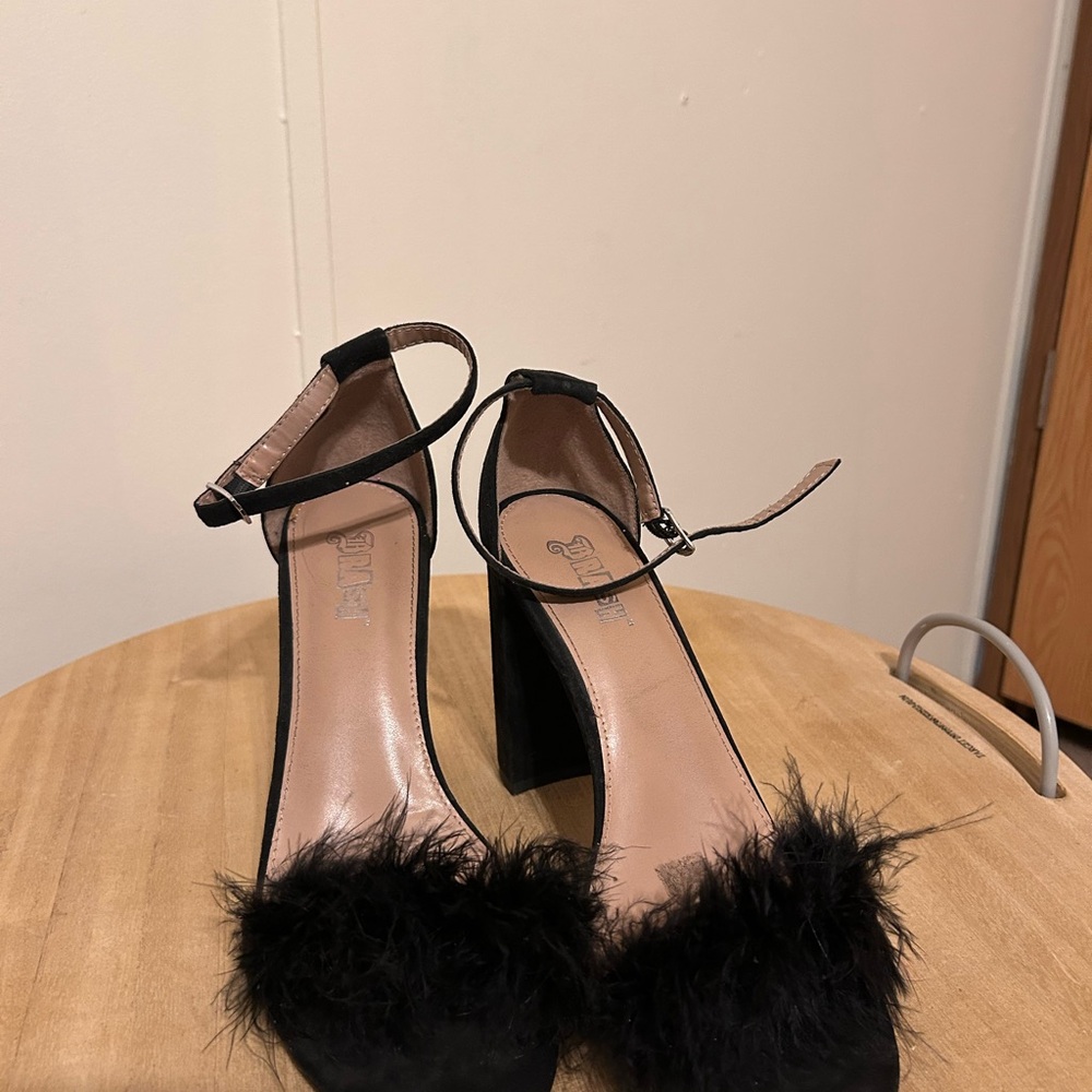 Elegant Black Feathered Women's Heels